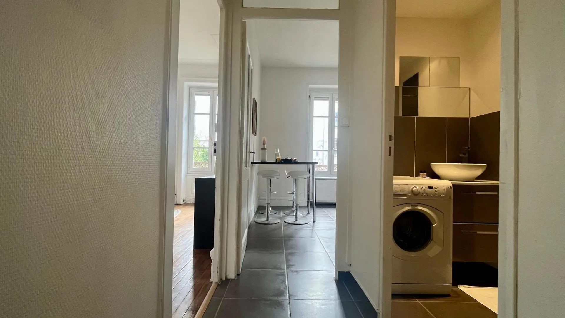 Suite Lavany Lyon 0*,